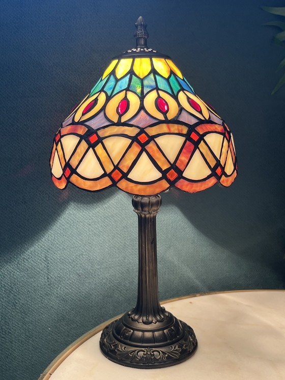 Image 1 of Lámpara de mesa estilo años 20 con vitrales Tiffany y motivo de plumas de pavo real