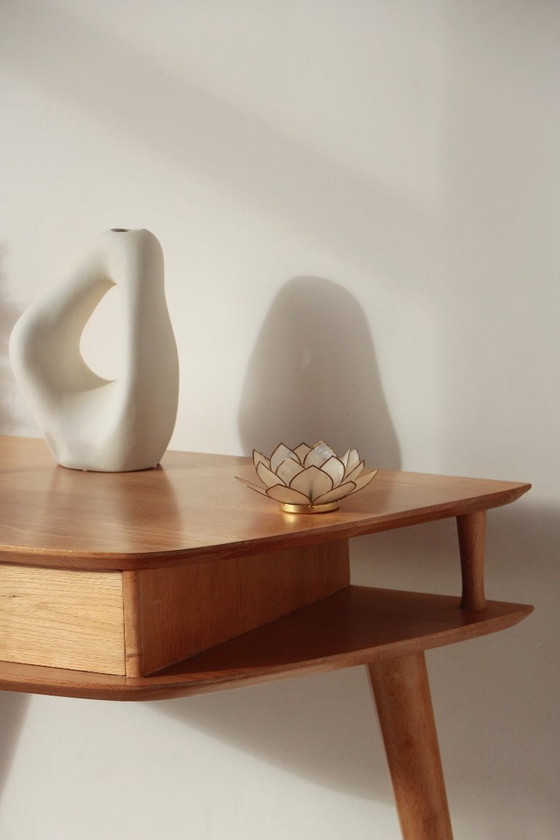 Image 1 of Massief eikenhouten consoletafel met driepootframe – Vintage & gerestaureerd