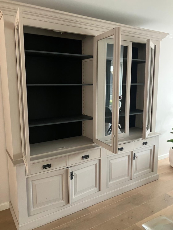 Image 1 of Keyser & Co wandkast 220h x 230b – kleur Truffel (15), binnenzijde Zwart (99), met lichtgrijze was 