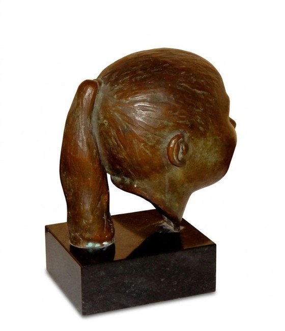 Image 1 of Elegante escultura de bronce: busto de una niña sobre una base de mármol macizo.