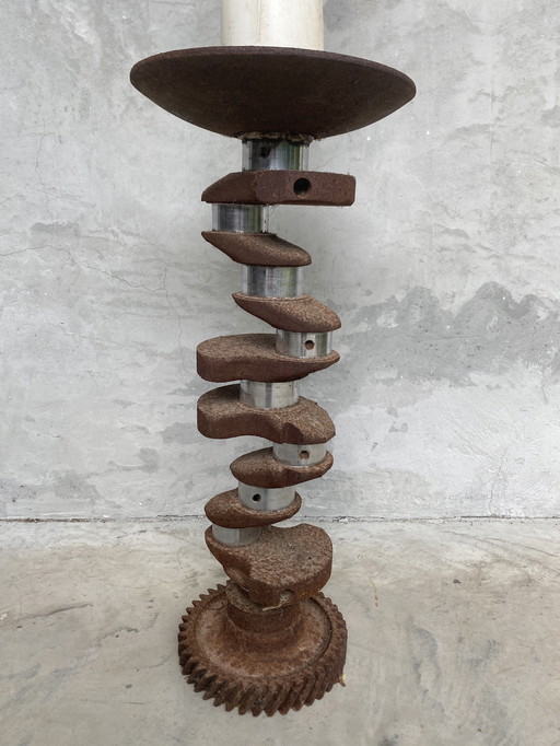 Brutalistischer Kerzenhalter aus LKW-Teilen