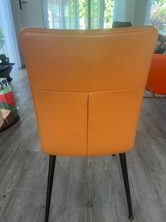 Image 1 of 6 fraaie lederen eetkamer stoelen va de Toekomst