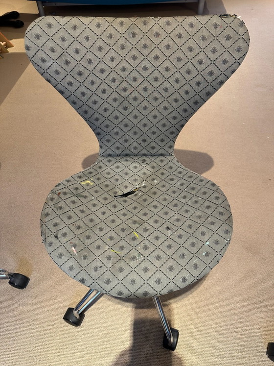4 x Fritz Hansen Series 7 Chairs, Arne Jacobsen, Original Osborne & Little Fabric, Swivel chairs, Chrome (photo 13 of 15)