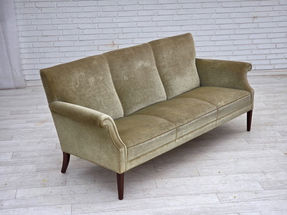 Image 1 of Divano a 3 posti danese degli anni '60, in velluto verde chiaro.