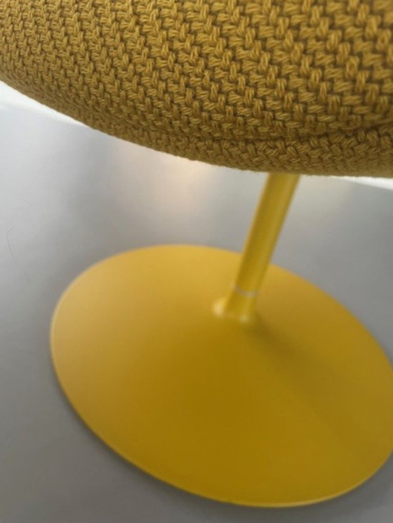 Image 1 of Artifort Tulip Midi F549 draaivoet (als nieuw)