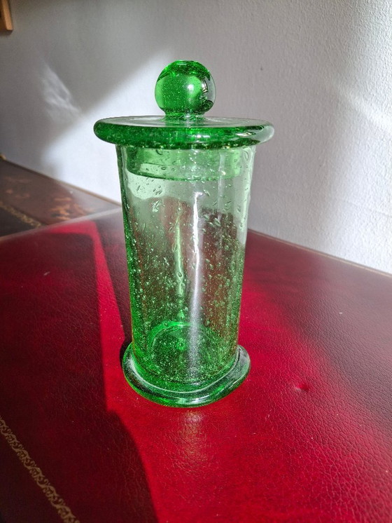 Image 1 of Porta caramelle per bambini meritevoli in vetro a bolle di Biot, noto come barattolo da farmacia con il suo coperchio, firmato