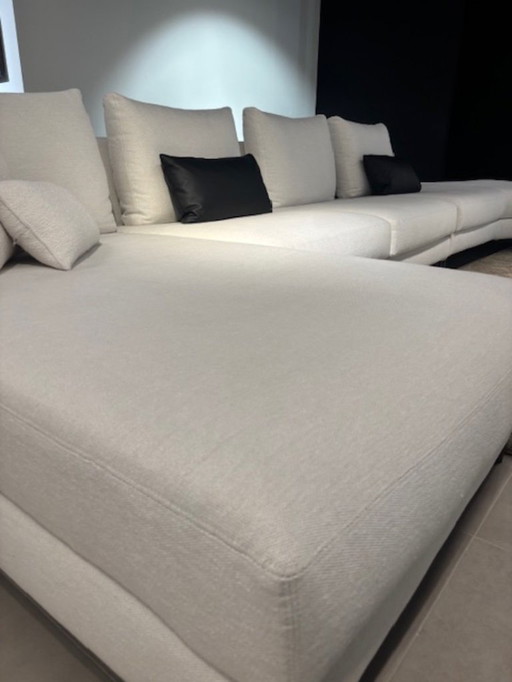 NEVADA IS DESIGNED TO ACT AS A LINK BETWEEN TRADITION AND THE CONTEMPORARY.   SHAPES BECOME LESS STRUCTURED AND SOFTER, MORE WEL