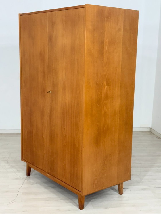 Image 1 of Magnifique armoire vintage / meuble en bois / armoire à linge / meuble de style années 50