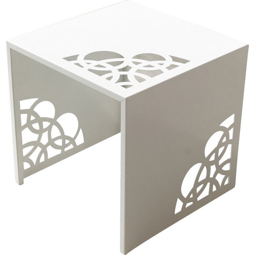 Paar vintage wit gelakte ijzeren salontafels met lasergesneden cirkelvormige gravures, 2013