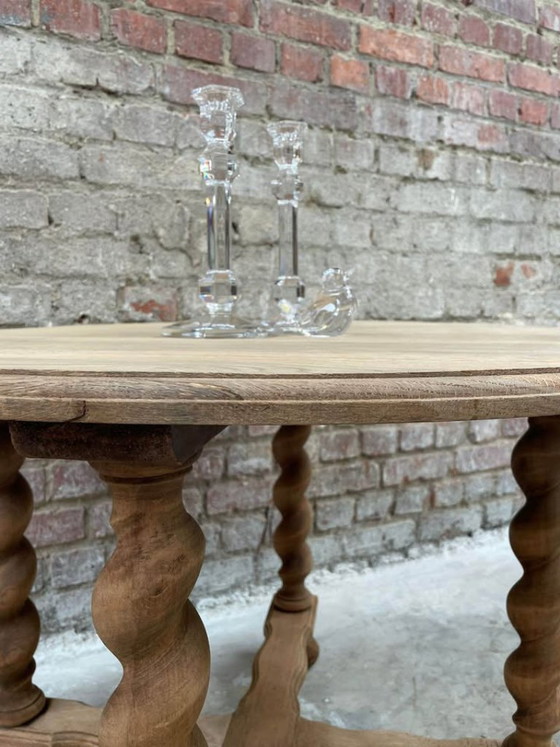Image 1 of Affascinante tavolino rotondo in rovere sbiancato con gambe tornite