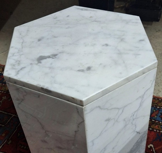 Italienischer sechseckiger Monolith-Beistelltisch/Sockel aus Carrara-Marmor – Beistelltische, Marble (photo 11 of 15)