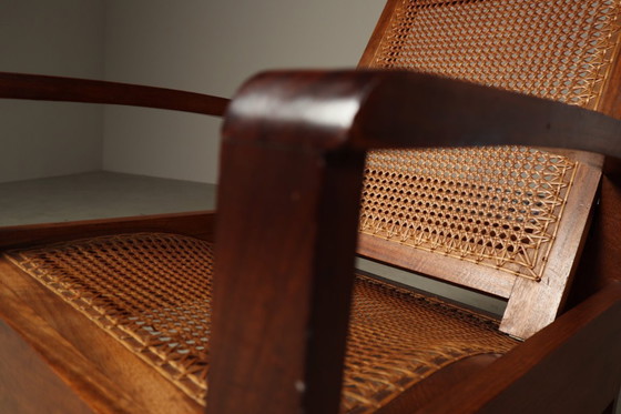 Image 1 of Sillón de salón de teca de estilo arquitectónico de mediados de siglo con asiento de mimbre, década de 1950.