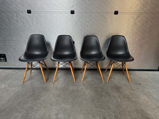 4 sillas Vitra DSW negras