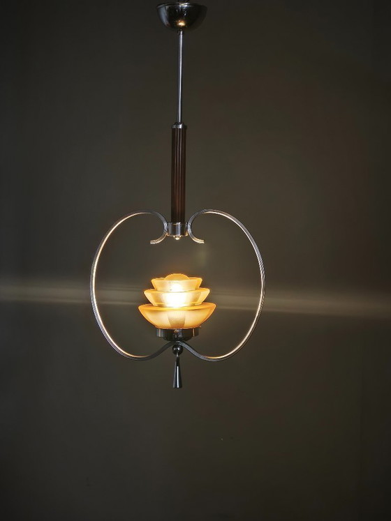 Image 1 of Lampadario ceco Art Déco degli anni '30 in cromo e vetro satinato.