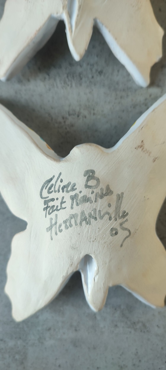 Image 1 of Ein Paar signierte Keramikschmetterlinge.