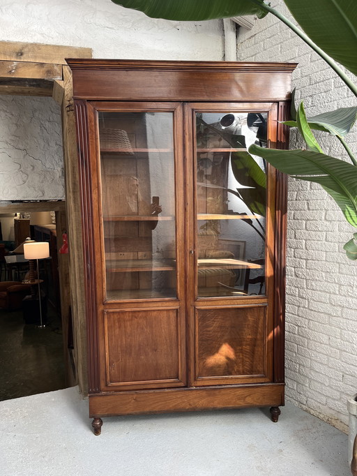 Mahoniehouten vitrinekast in Louis XVI-stijl