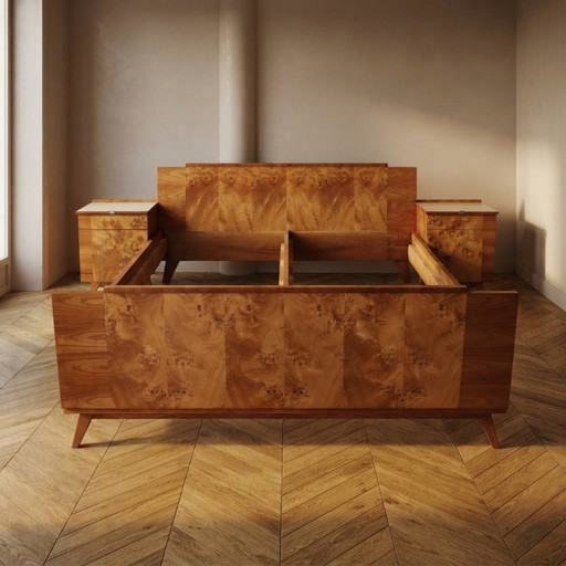 Juego de dormitorio checoslovaco vintage con chapa de madera de raíz, cama y dos mesitas de noche, mediados del siglo XX,