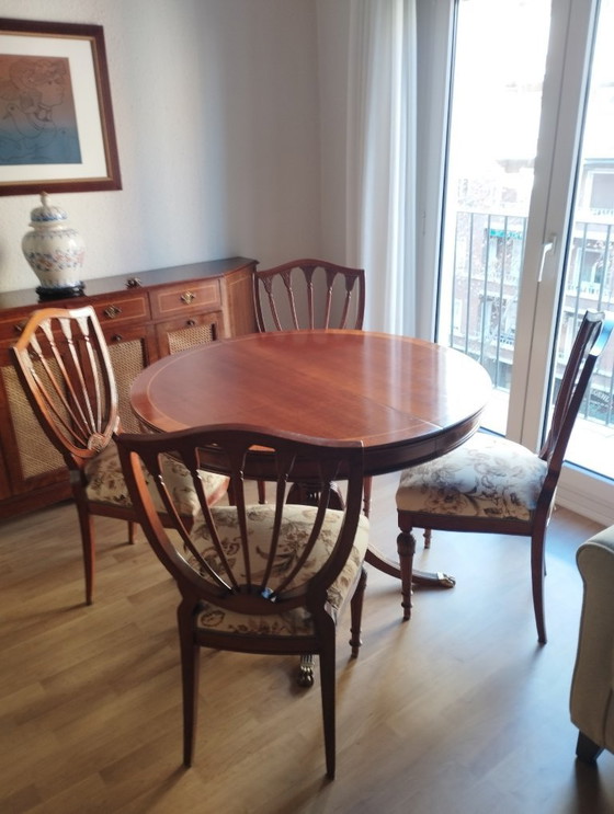 Image 1 of Mesa redonda extensible con 4 sillas