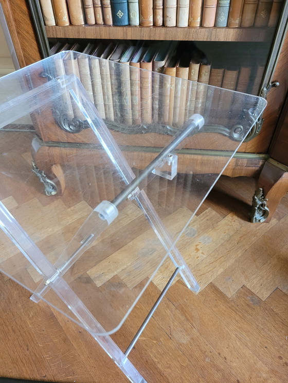 Image 1 of Table d'appoint en plexiglas