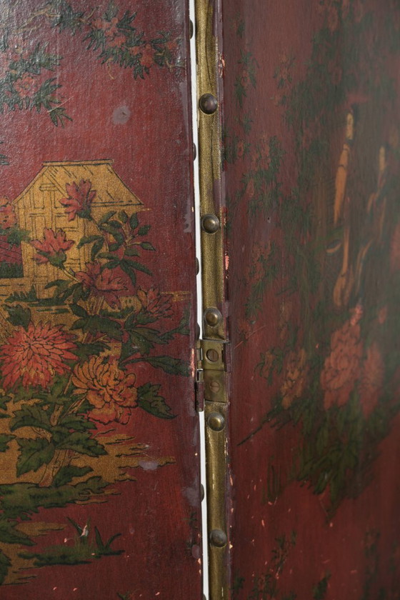 Image 1 of Prachtige antieke Engelse rode lederen met de hand beschilderde Chinoiserie roomdevider/ kamerscherm met florale motieven