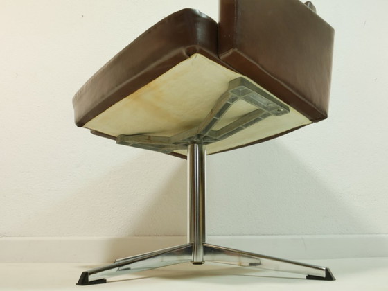 Image 1 of Vintage draaibare fauteuil uit de jaren 70, fauteuil in mid-century stijl, bruin kunstleer, chromen onderstel, retro loungestoel