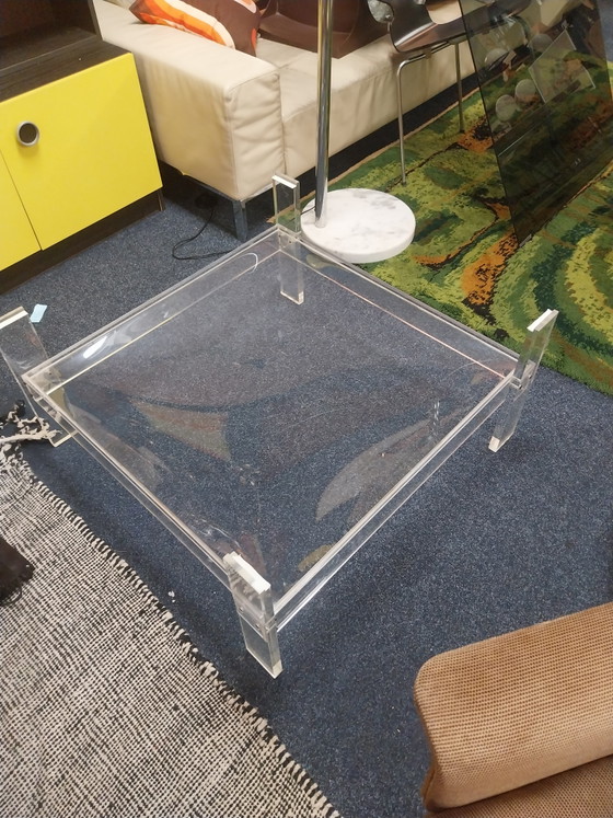 Image 1 of 1 x plexiglas salontafel met rookglazen bovenblad en gebogen plexiglas onderblad. 80 x 80x 39cm