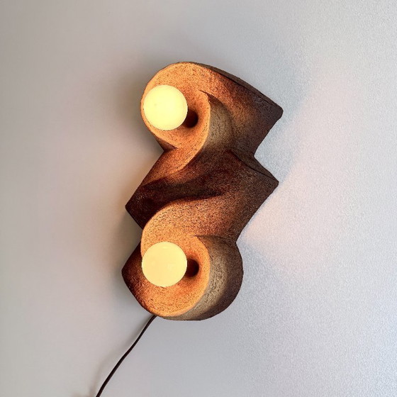 Image 1 of Vintage Wand Leuchte . Keramik . biomorphes Design . Brutalist . Space Age . Schamotte . Braun . Beige . Schwarz . 60er . 70er .