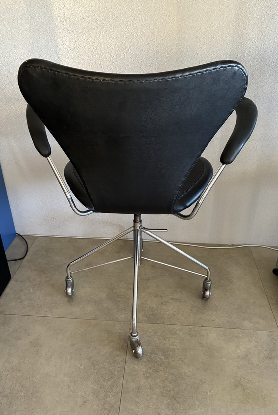 Image 1 of Fritz Hansen série 7 modèle 3217 design Arne Jacobsen (1960)