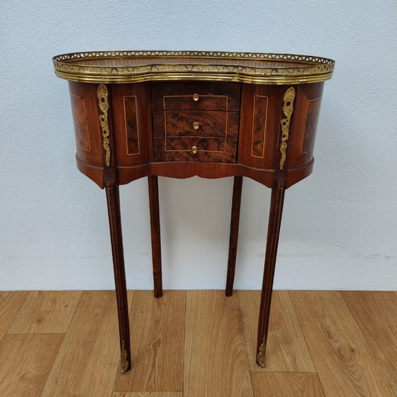 Image 1 of Antiker Beistelltisch, kleiner Nachttisch, kleine nierenförmige Kommode