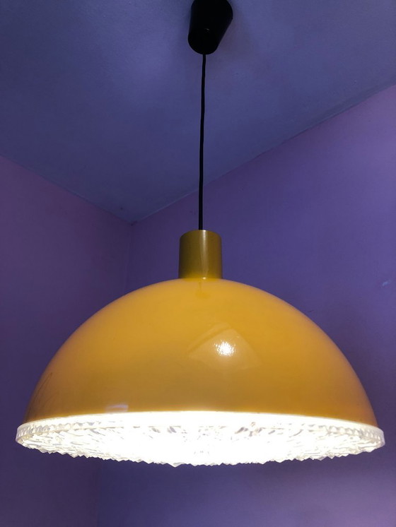 Image 1 of Lampada a sospensione vintage con paralume giallo.