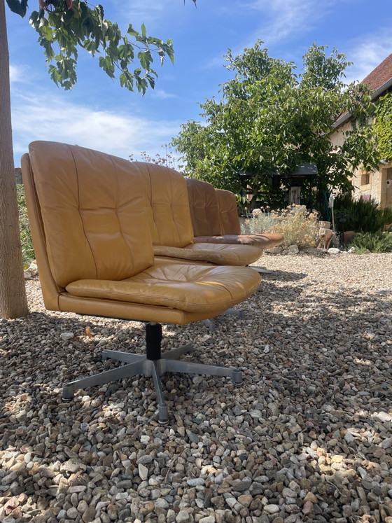 Set van 2 vintage okerkleurige leren draaifauteuils – jaren 70 – Draaistoelen, Leather, Metal (photo 4 of 9)