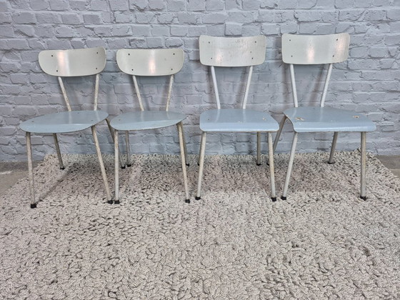 Image 1 of Chaises industrielles en bois, structure gris clair et assises bleues, lot de quatre – Pays-Bas, années 1950