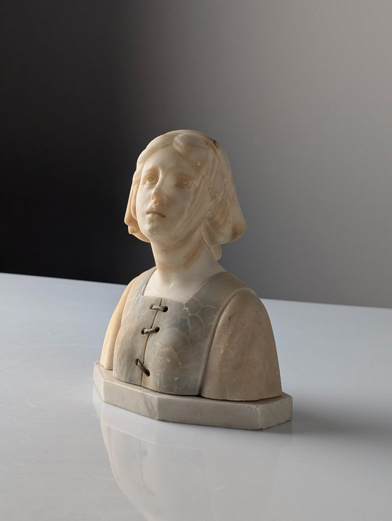 Busto de alabastro de una joven, obra de Gustave Van Vaerenbergh, Art Nouveau belga, década de 1900. (photo 9 of 13)