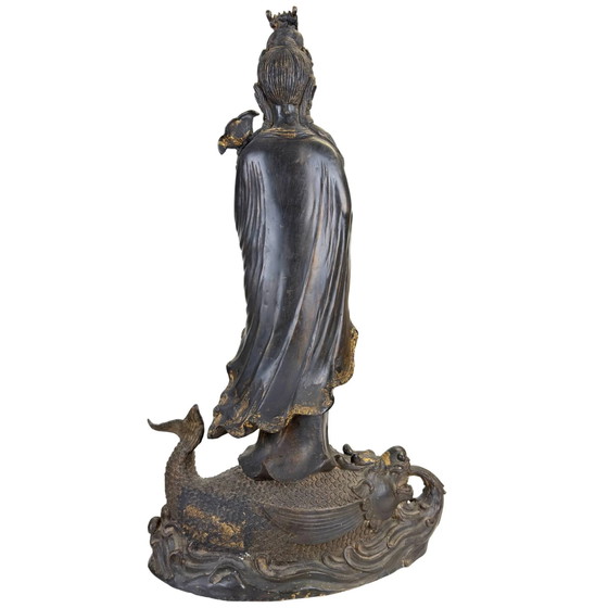 Een groot Oost-Aziatisch Guanyin beeld uit de eerste helft van de 20e eeuw – Beeldhouwkunst, Bronze (photo 9 of 10)