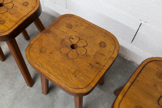 Image 1 of Set di 4 sgabelli brutalisti, fatti a mano, anni '60, design floreale