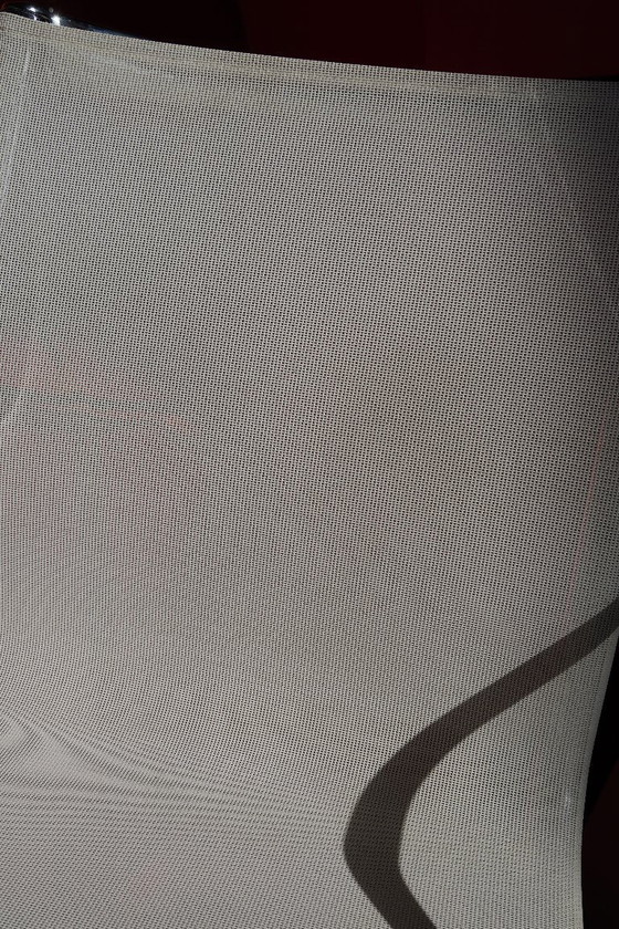 Image 1 of Wit stoeltje:Alias model 437, zelfstellende draaistoel met armleuningen en een viersteronderstelt met glijders.