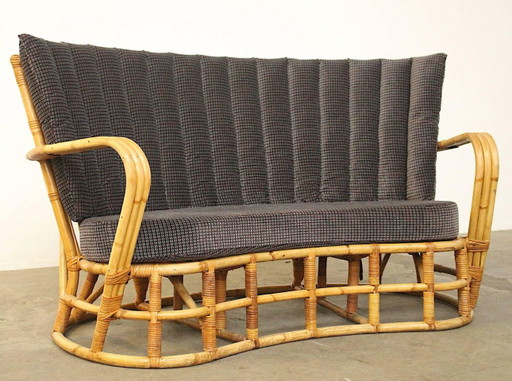 Divano vintage con cuscini imbottiti