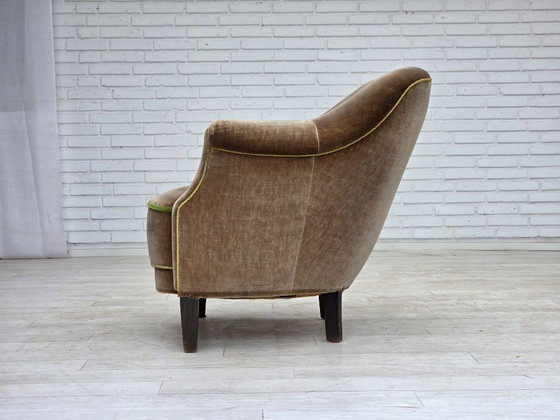 Image 1 of Fauteuil danois des années 1960, revêtement d'origine en velours vert.