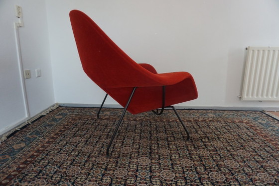 Knoll Womb Chair in red alpaca - Eero Saarinen, Chairs and lounge chairs, Metal, Textile, Black (photo 7 of 17)