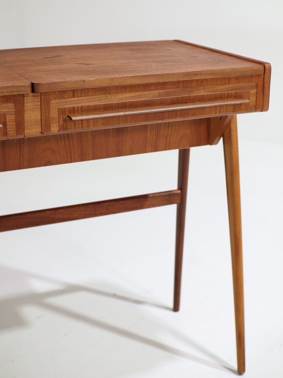 Image 1 of Tocador danés antiguo de teca de la década de 1960.