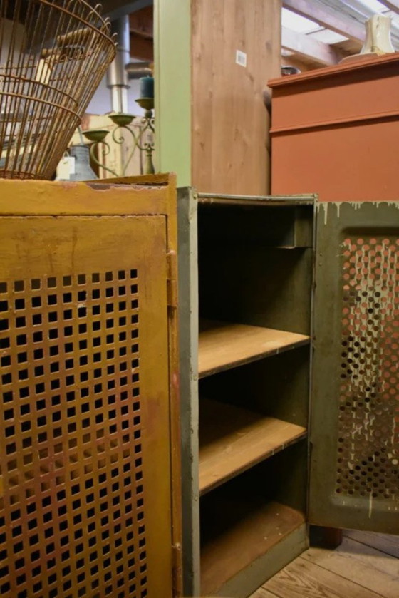 Image 1 of Vecchio armadio in metallo grigio 47*47*97,5