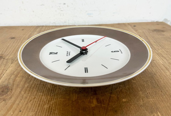 Image 1 of Reloj de pared antiguo de porcelana de Alemania Oriental, fabricado por Weimar Electric, década de 1970.
