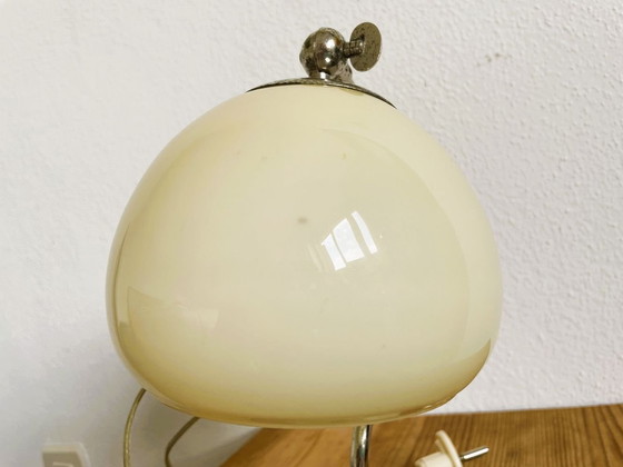 Image 1 of Kleine Mid-Century Modern Tischlampe mit cremefarbenem Opaine Lampenschirm, 1940er Jahre