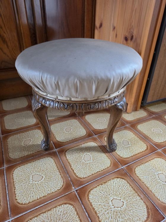Image 1 of Taburete victoriano de nogal
