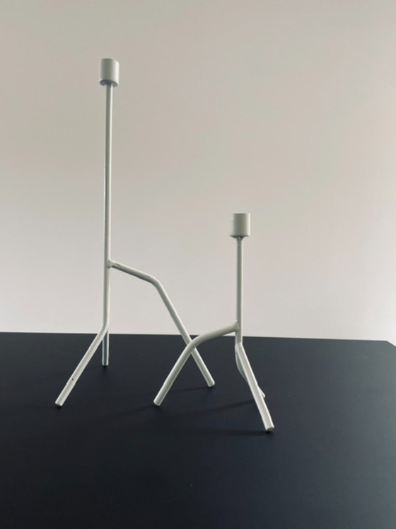 Image 1 of Set di 2 candelabri artigianali dal design storto in metallo bianco.