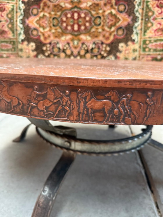 Image 1 of Tavolino da caffè vintage in rame spagnolo, unico nel suo genere, fatto a mano con rilievi e base in ferro battuto