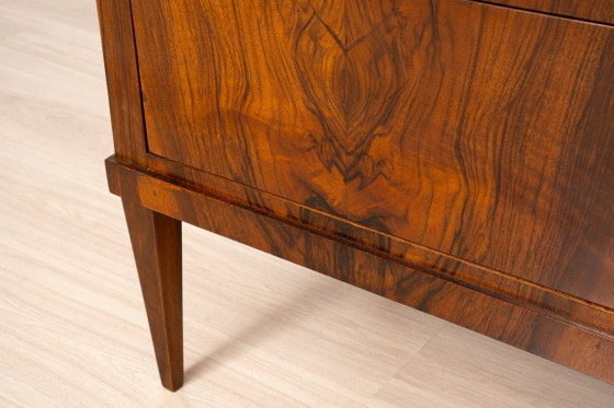 Biedermeier commode met twee lades van notenhout met Franse lakafwerking, Duitsland, circa 1850 – Ladekasten (photo 8 of 15)