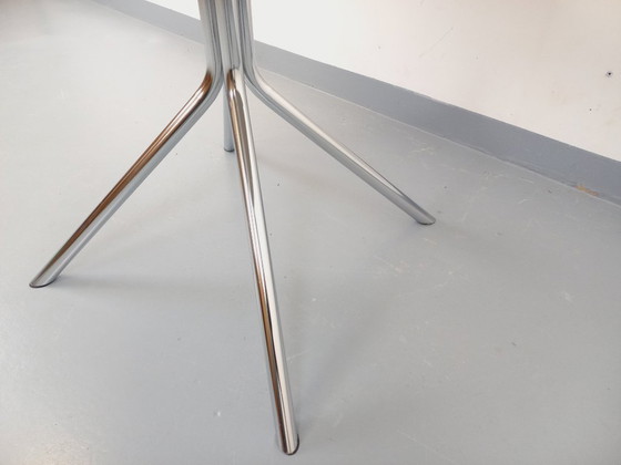 Image 1 of Vintage ronde eettafel van plexiglas, rookglasachtig materiaal en verchroomd metaal, in Space Age-stijl uit de jaren 70.