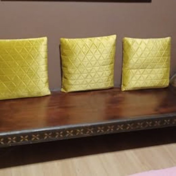 Banc en bois foncé avec incrustations et coussins jaunes, Métal, Marron, Rustic (photo 5 sur 5)