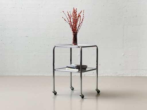 Tavolino Bauhaus in tubolare d'acciaio e vetro, su rotelle, anni '70.